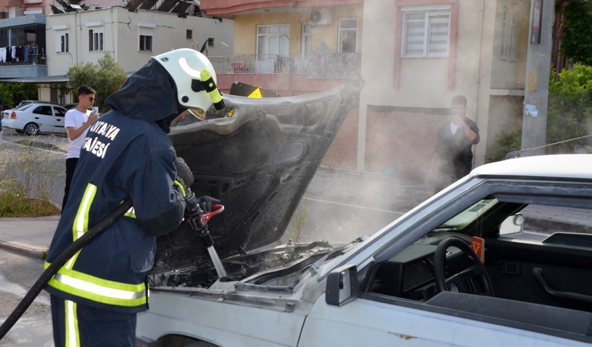 Antalya'da otomobil seyir halindeyken yandı