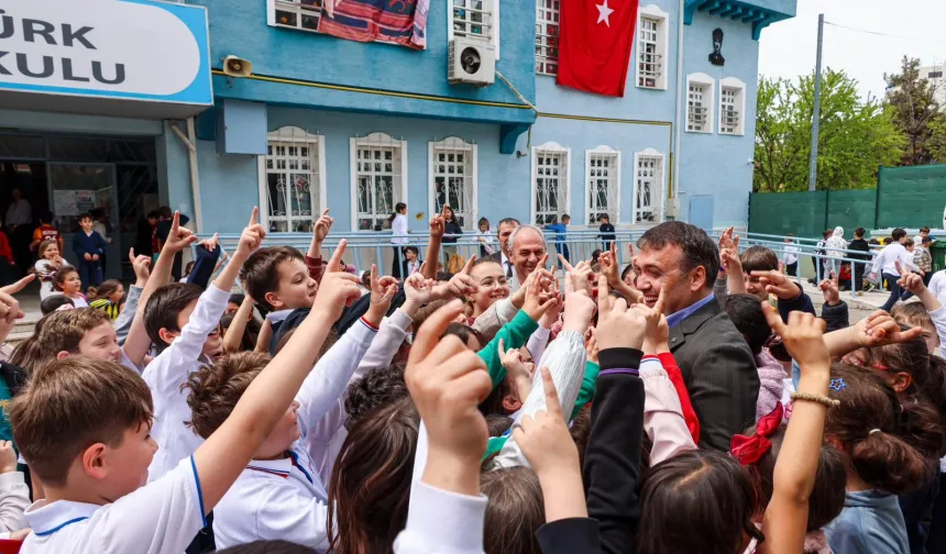 Vali Sözer'den çocuklara anlamlı ziyaret