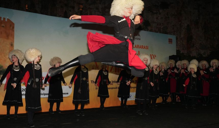 Alanya Uluslararası 4. Halk Dansları ve Müzik Festivali renkli görüntülere sahne oldu