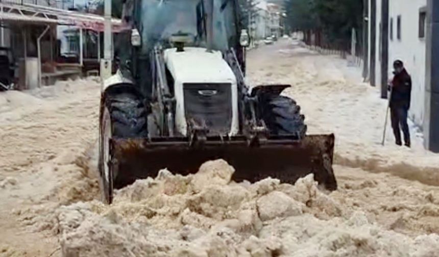 Afyon'da dolu yağışı; yollar kapandı, bahçeler zarar gördü