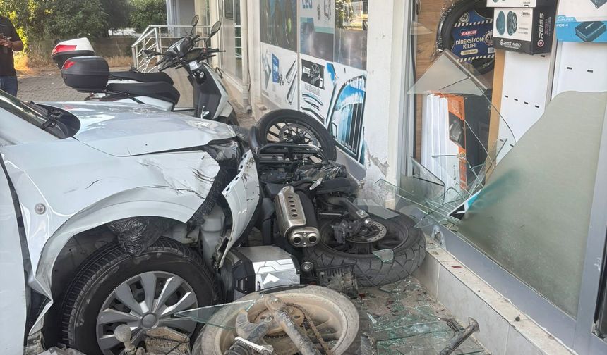 Antalya'da aracıyla kaldırımı aşıp iş yerine çarptı