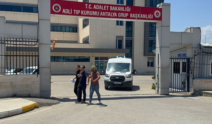 Antalya'da motosikletiyle bariyerlere çarptı: Yaşamını yitirdi