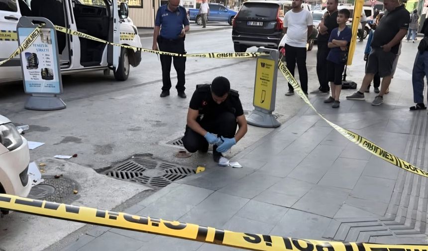 Pastaneden çıkarken silahlı saldırıya uğradı