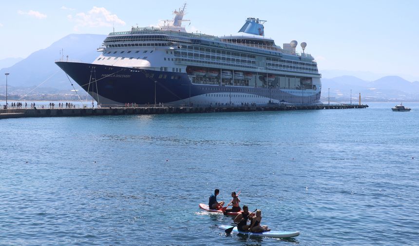 Alanya'ya kruvaziyerle İngiliz turistler geldi