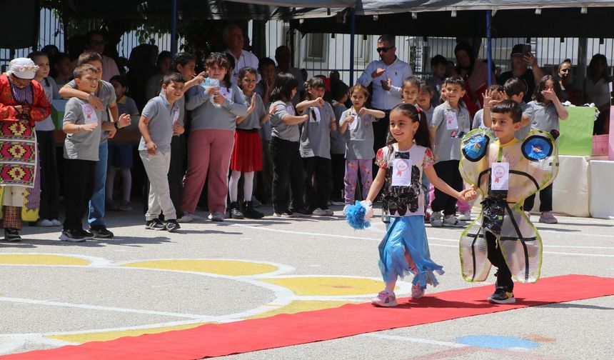 Öğrencilerden geri dönüşüm defilesi
