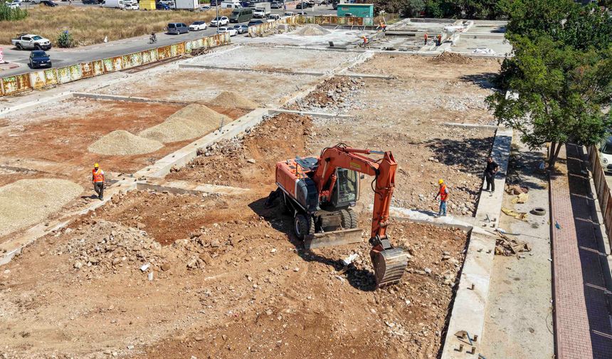 Muratpaşa, raket sporlarının yeni merkezini kuruyor