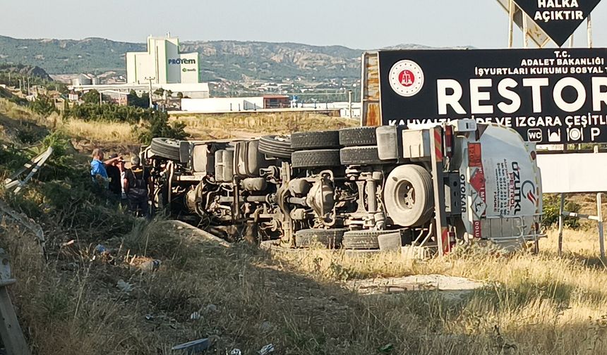 Şarampole devrilen tankerin şoförü yaralandı
