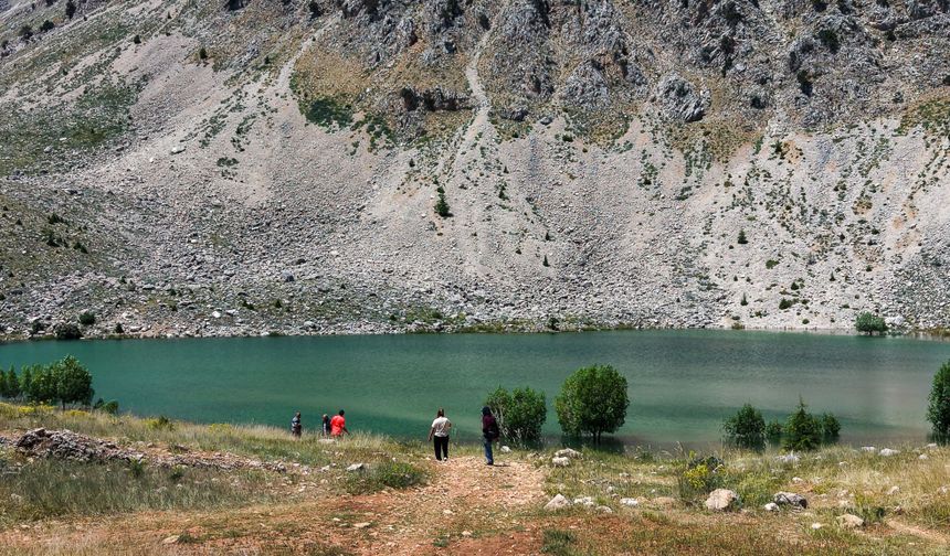 Torosların zirvesindeki Uçarsu Şelalesi ve Yeşilgöl hayran bırakıyor