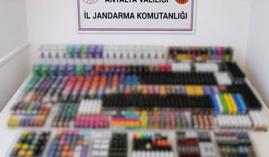 Alanya’da kaçak elektronik sigara ve aksesuar ele geçirdi