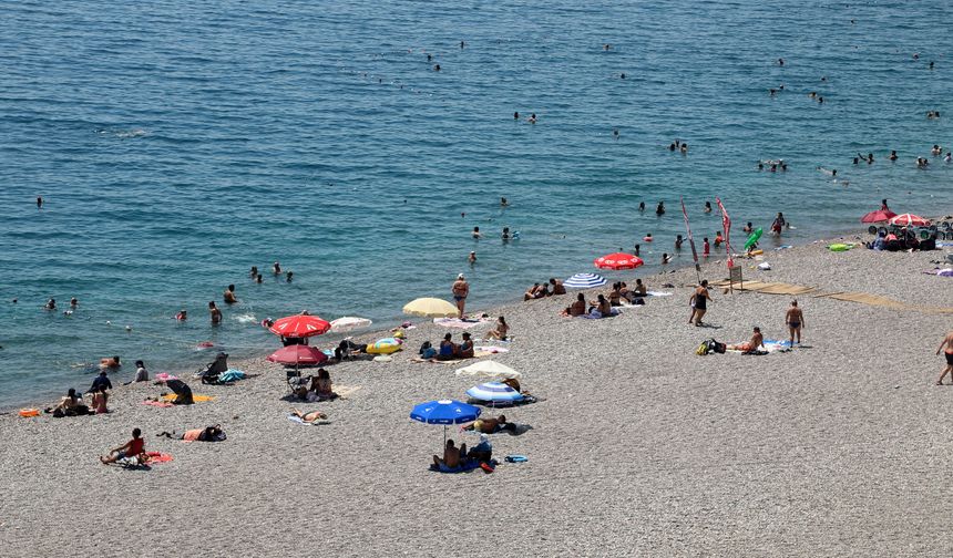 Antalya'da termometreler 40 dereceyi gösterdi, kent merkezi boş kaldı