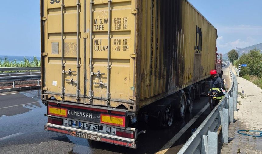 Alanya'da kömür yüklü TIR'ın lastiği alev aldı