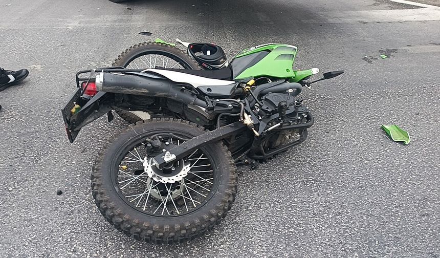 Otomobille çarpışan motosikletin sürücüsü ağır yaralandı