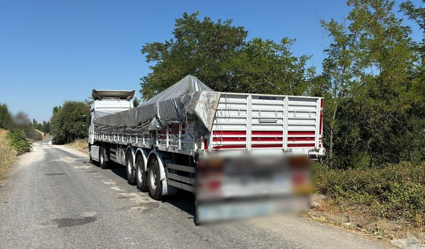 TIR'ın dorsesinden 14 kaçak göçmen çıktı