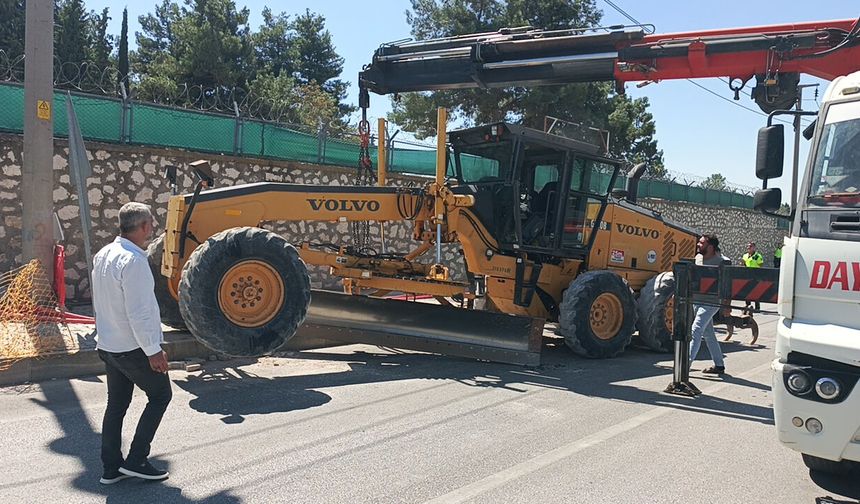TIR'ın üzerindeki greyder devrildi