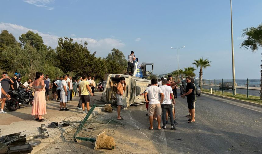 Bisikletliye çarpmamak için manevra yapan araç devrildi: 2 yaralı