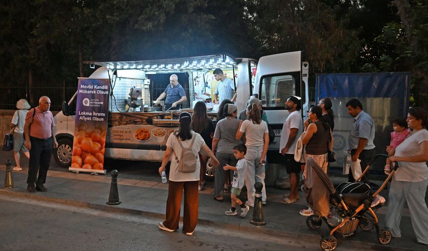Antalya Büyükşehir Mevlit Kandili'nde 19 ilçede lokma ikram etti