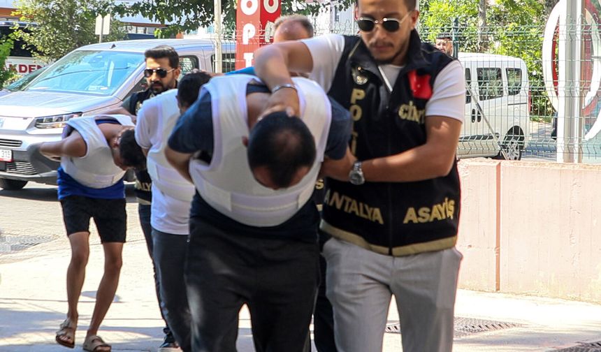 Cinayet öncesi tanınmamak için peruk takmış