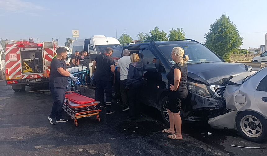Manavgat'ta 6 araç zincirleme kazaya karıştı; 17 yaralı