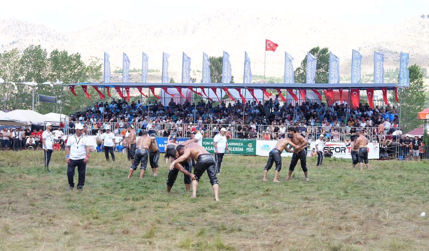 20. Geleneksel Gökbel Yağlı Pehlivan Güreşleri büyük bir coşkuyla tamamlandı
