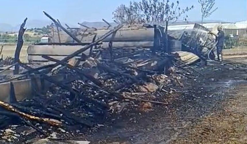 Anız yangınında alevler ağıllara sıçradı; 4 bin saman balyası ile 4 ton fenni gübre yandı