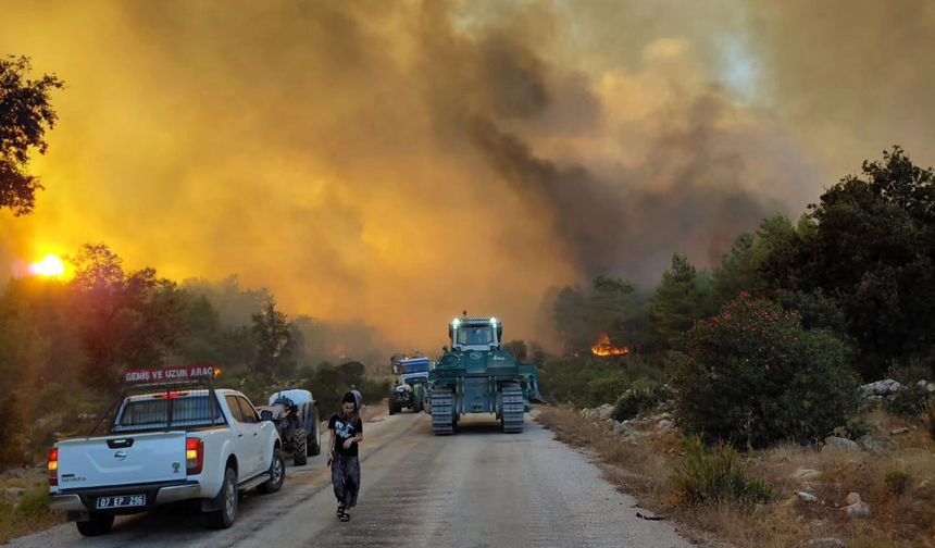 Antalya Aksu yangını 2'nci gününde; 2 bini aşkın hane elektriksiz kaldı