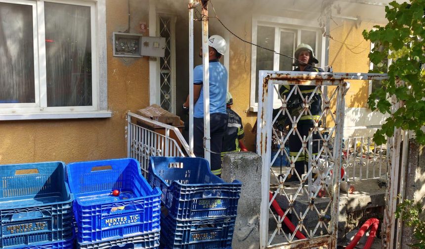 Ev yangında zarar gördü