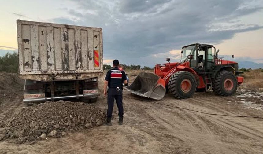 Manavgat'ta kum hırsızlığına suçüstü: 3 gözaltı