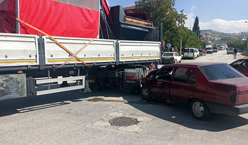 TIR'ın yakıt deposuna çarpan otomobilde iki yaralı