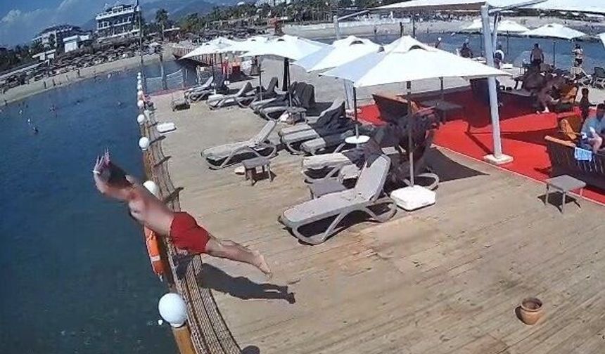 Alanya'da iskeleden sığ suya balıklama atlayan tatilci öldü