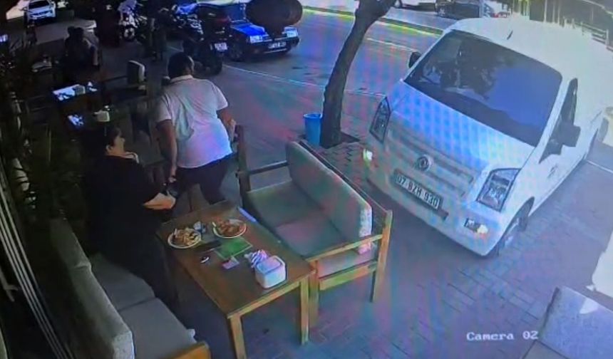 Kafede oturanlara hafif ticari araç çarptı; 1 yaralı