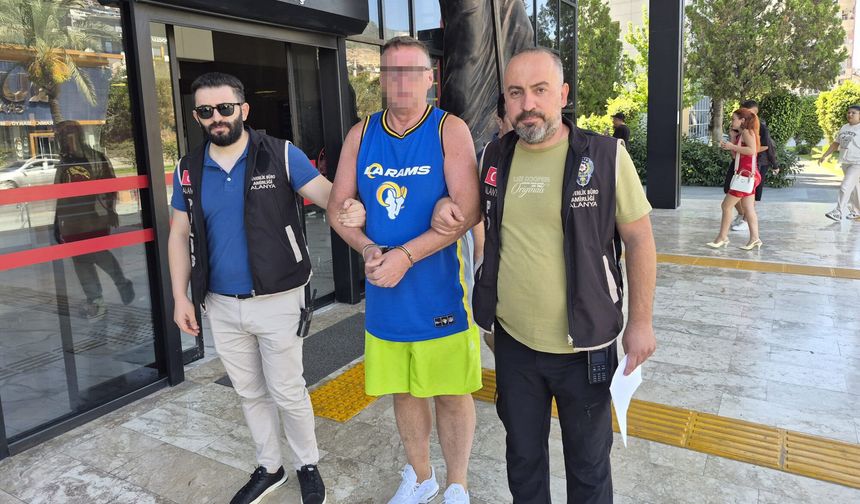 Otel personeliyle tartışıp, Türk bayrağına tüküren İngiliz turist tutuklandı