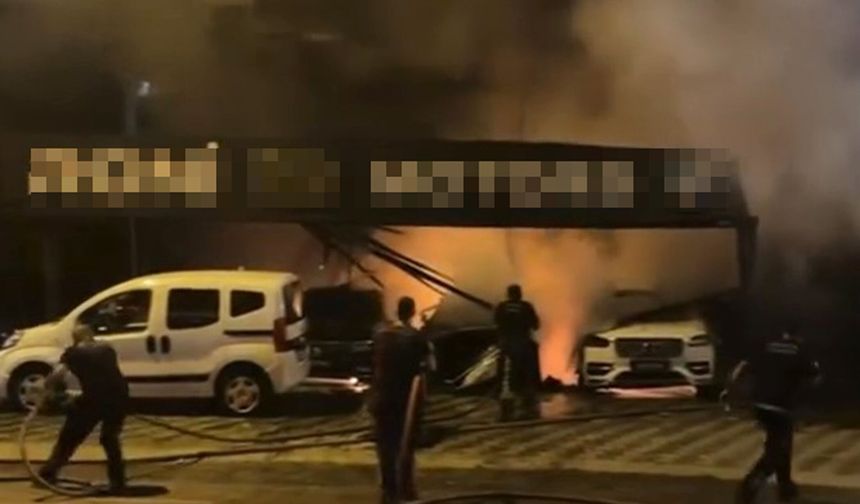 Oto galerideki yangın apartmana sıçradı, 4 araç zarar gördü