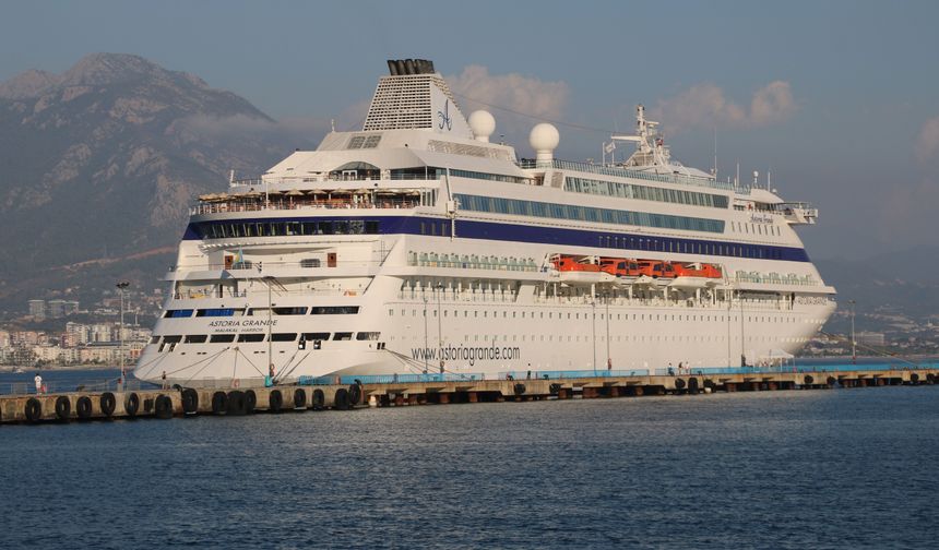Rus turistler kruvaziyerle Alanya’ya geldi