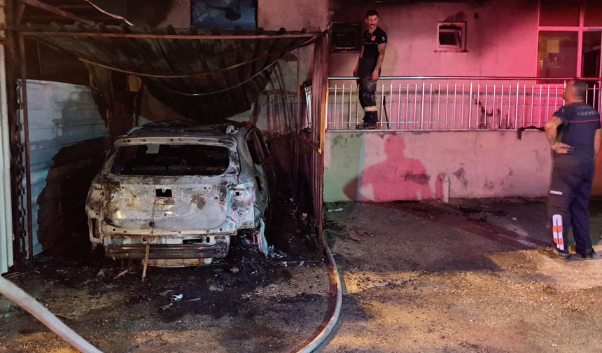 Antalya Serik'te garajdaki otomobil yandı, alevler eve sıçradı
