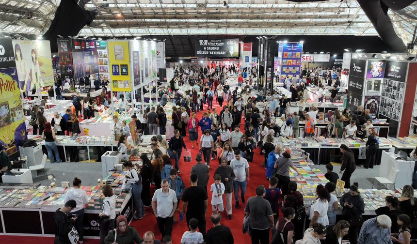 Antalya Kitap Fuarı'nda 2'nci gün yoğun katılımla gerçekleşti