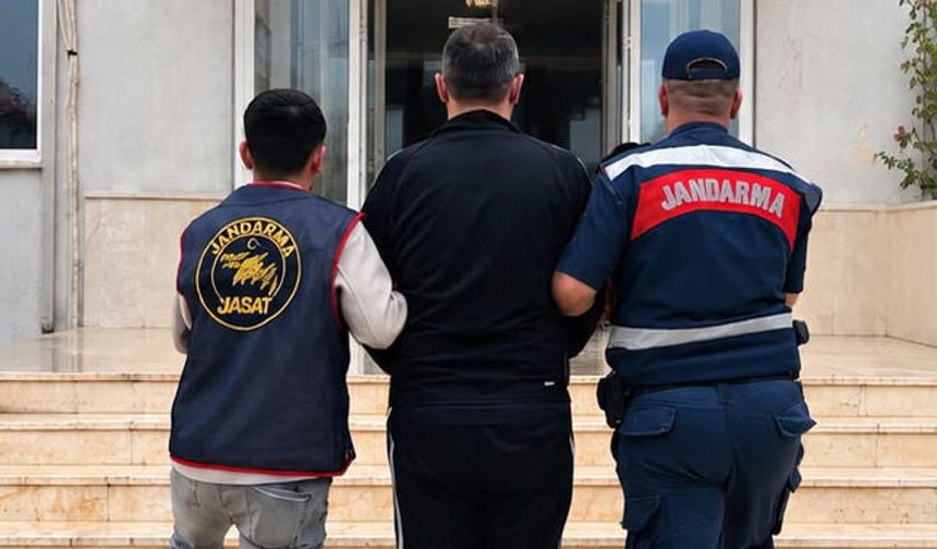 Antalya'da aranan 2 hükümlüyü jandarma yakaladı