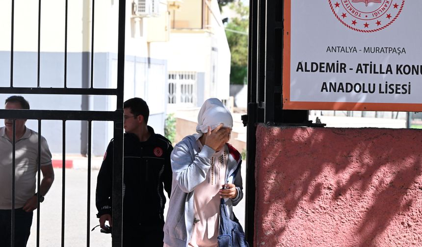 Antalya'da okulda mahsur kalan kadın kurtarıldı