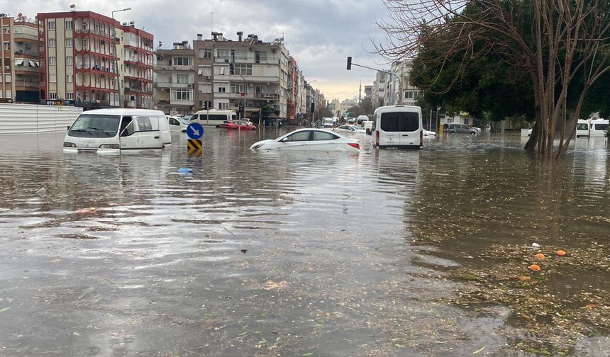 Antalya'da sağanak yağış alarmı: Meteorolojiden hortum ve sel uyarısı