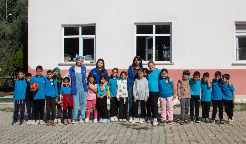 Okullar gönüllü gençlerin fırçasıyla renkleniyor
