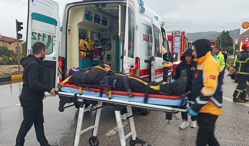 Otobüsle çarpışan otomobildeki karı- koca polis memurları yaralandı