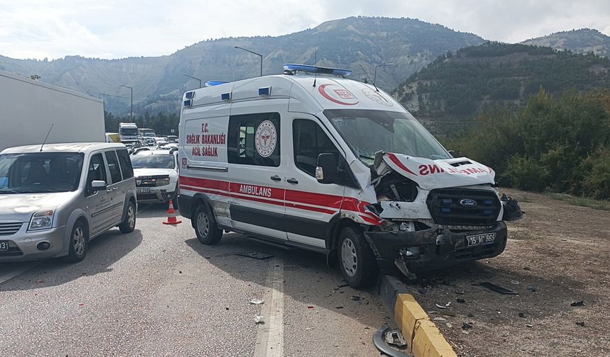 Biri ambulans 4 araç zincirleme kazaya karıştı: 6 yaralı