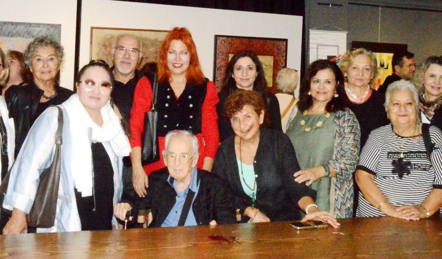 Galeride usta fırçaya sevgi seli