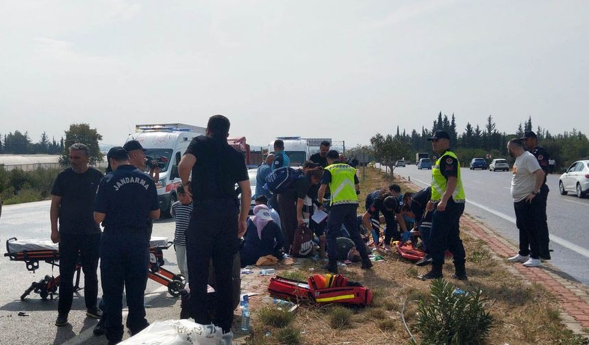 Midibüs, kaygan yolda devrildi; yaralılar var