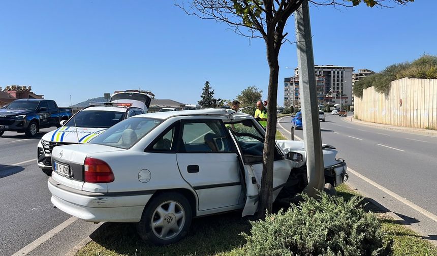 Alanya'da otomobil aydınlatma direğine çarptı: 1 yaralı