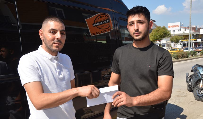 Parasını düşüren motosikletliye sanal medyadan ulaşıp teslim etti