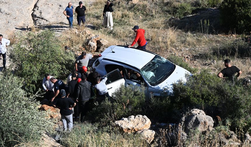 Seyir terasında 30 metreden yuvarlanan otomobilin sürücüsü yaralandı