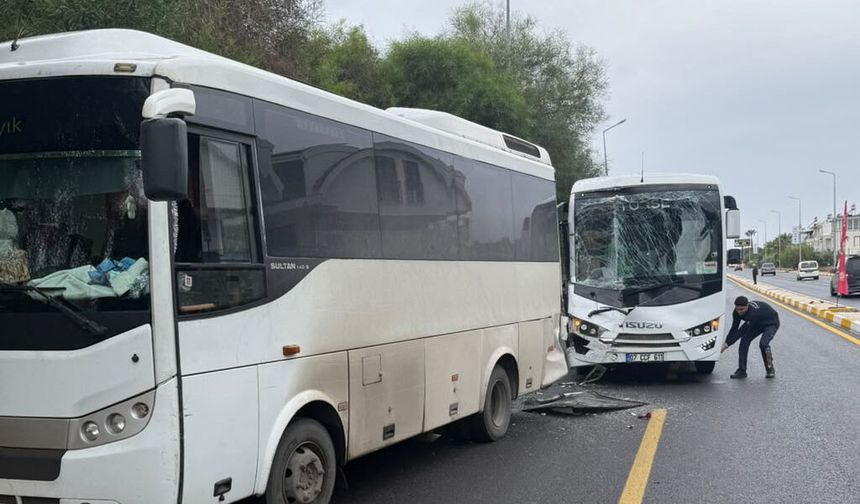Tur midibüsü park halindeki midibüse çarptı