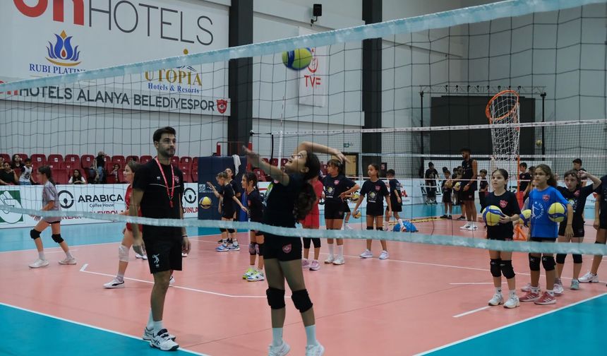 Alanya Belediyespor Kız Proje Grubu çalışmalarını sürdürüyor