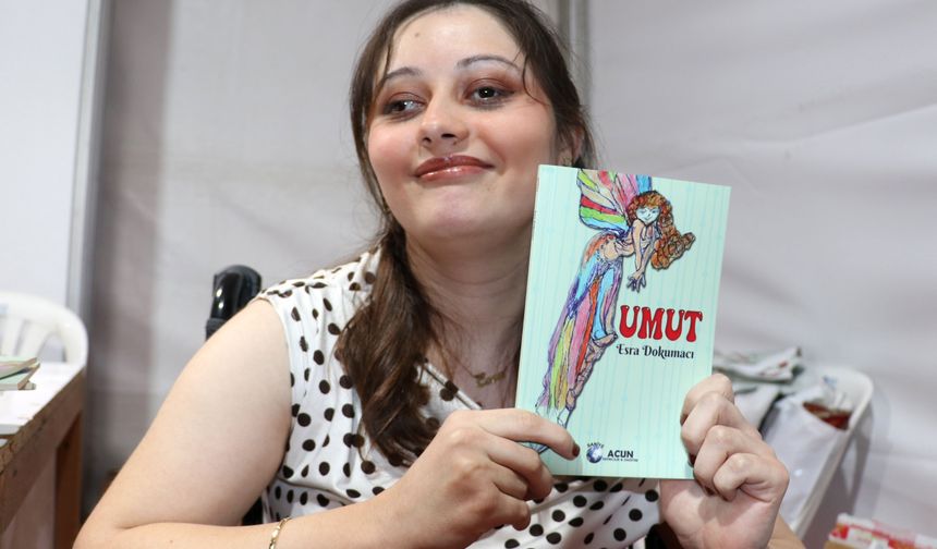 Yürüme engelli Esra, hayat hikayesini kitabı 'Umut'ta anlattı