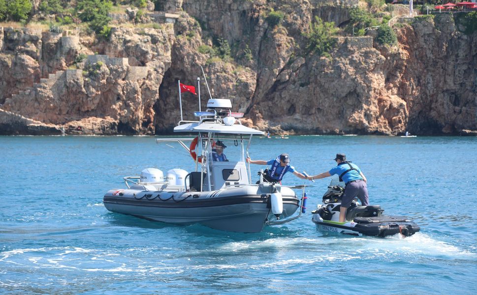 Antalya'da deniz polisi 24 saat görev başında